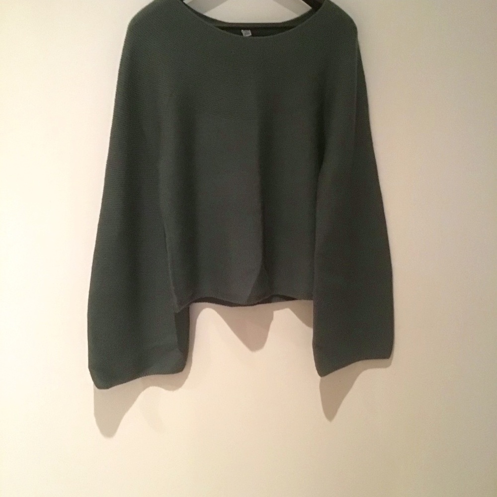 Blue-green wool sweater with wide sleeves